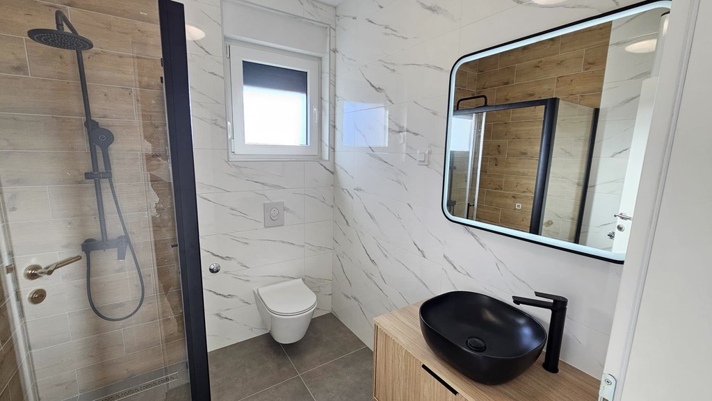 Bagno con doccia a pioggia