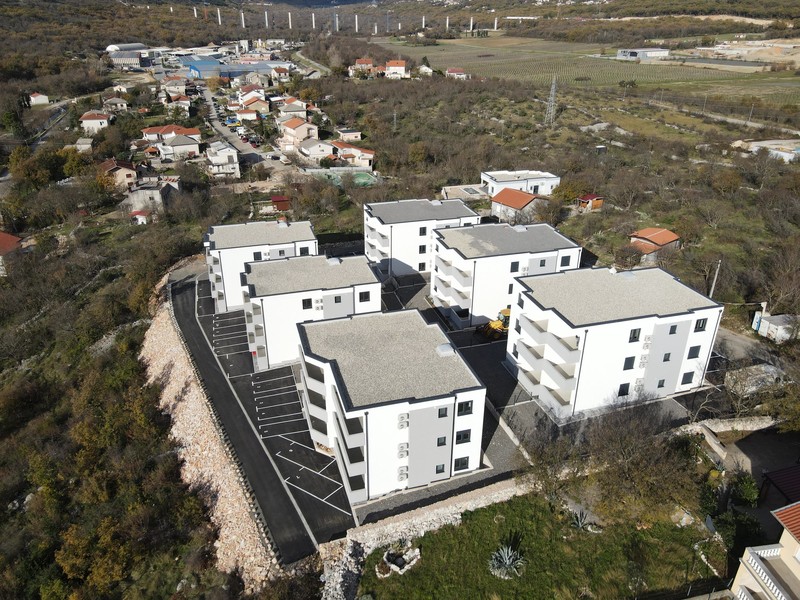 Veduta aerea del complesso sopra il paese