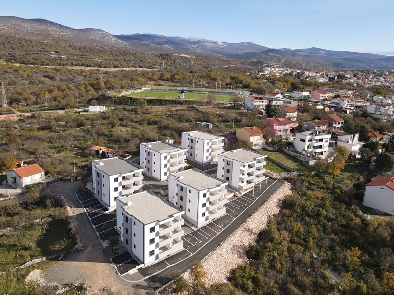 Complesso con campo sportivo e montagne