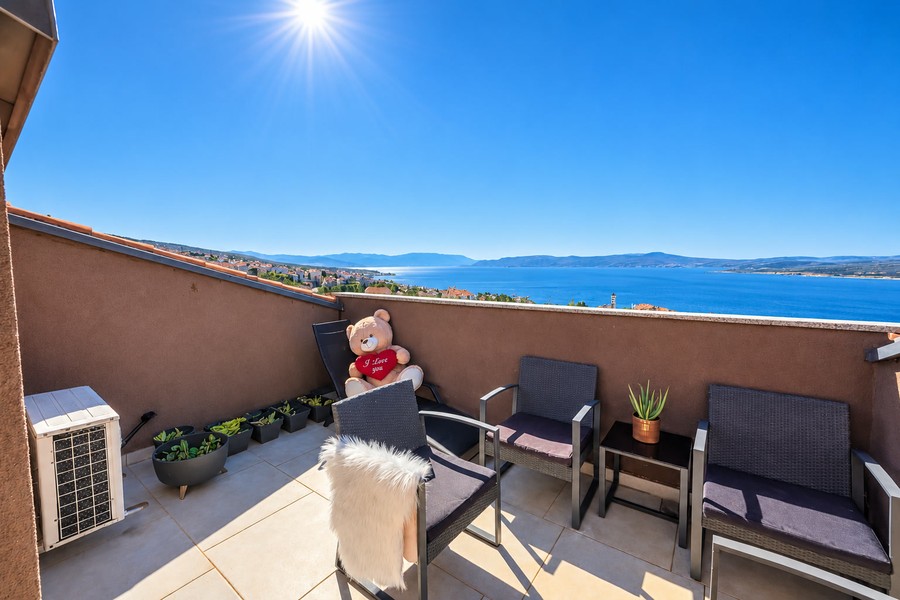 Appartamento con terrazza e vista mare a Crikvenica