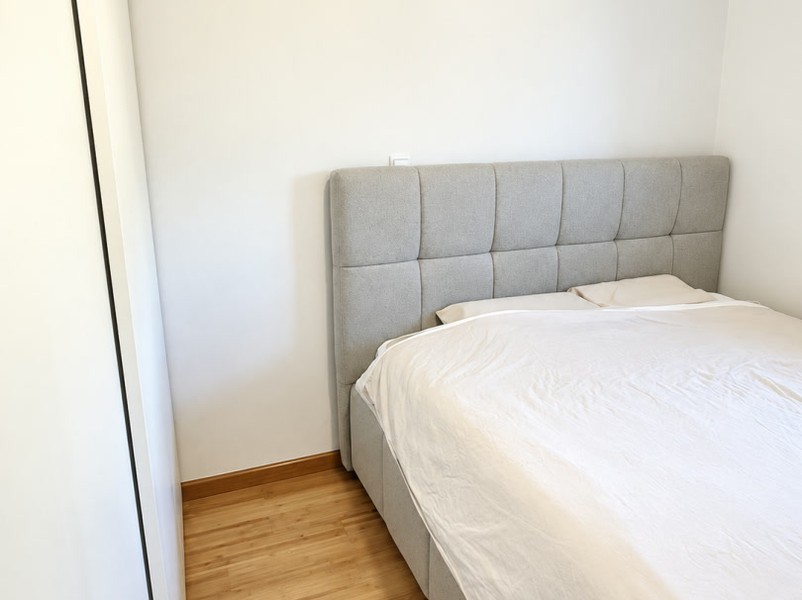 Camera da letto con letto imbottito