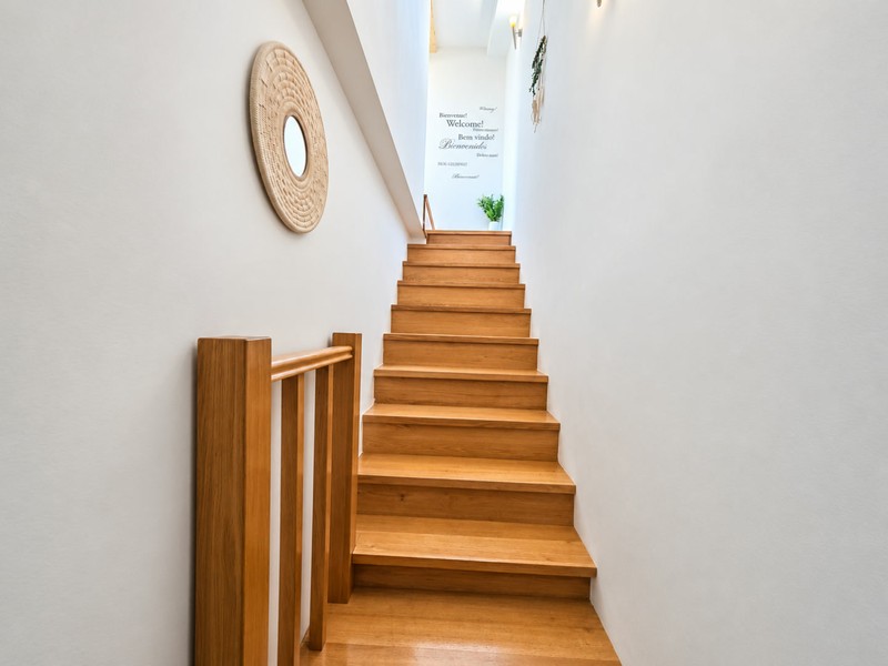 Scala in legno verso il piano superiore