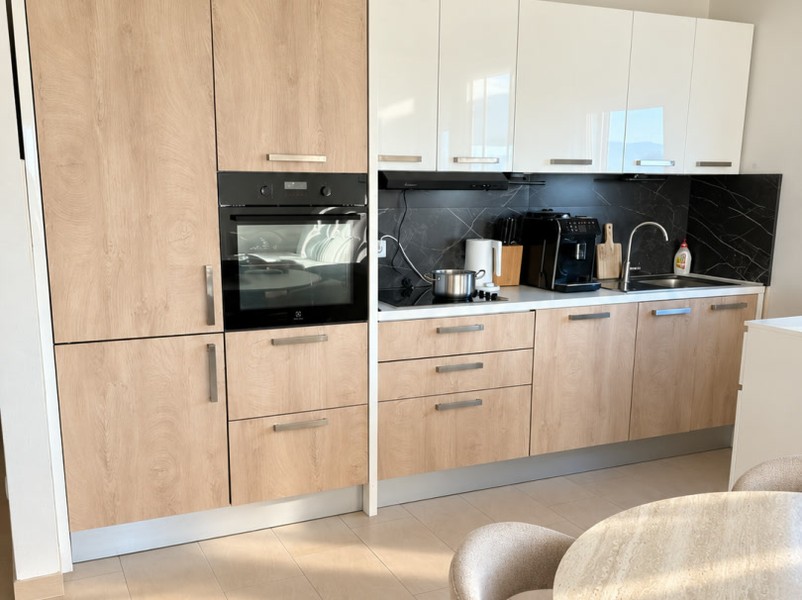 Cucina con ante in legno ed elettrodomestici da incasso