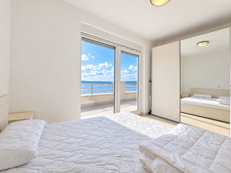 Camera da letto con letto matrimoniale e porta sulla terrazza