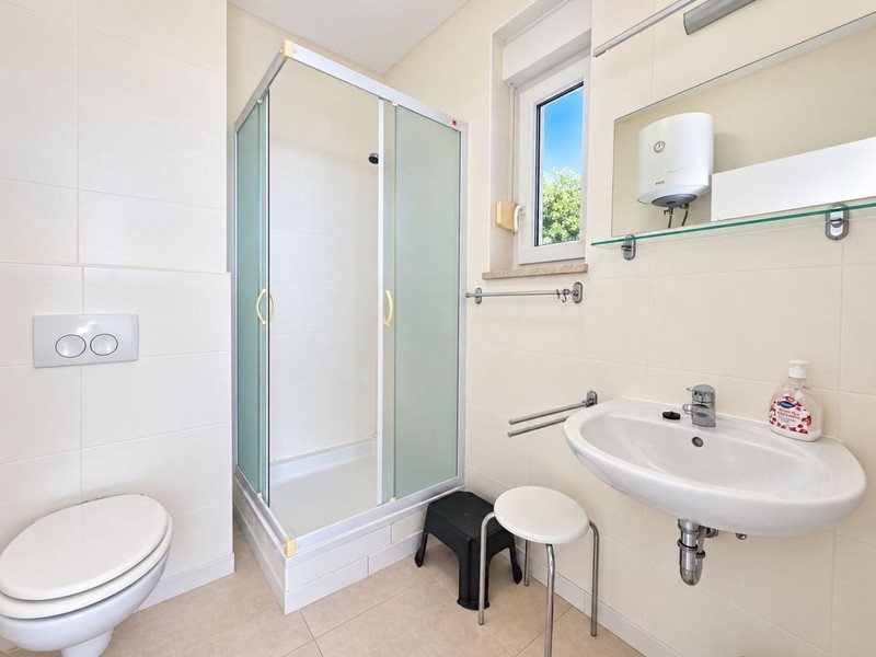 Bagno con box doccia e scaldabagno