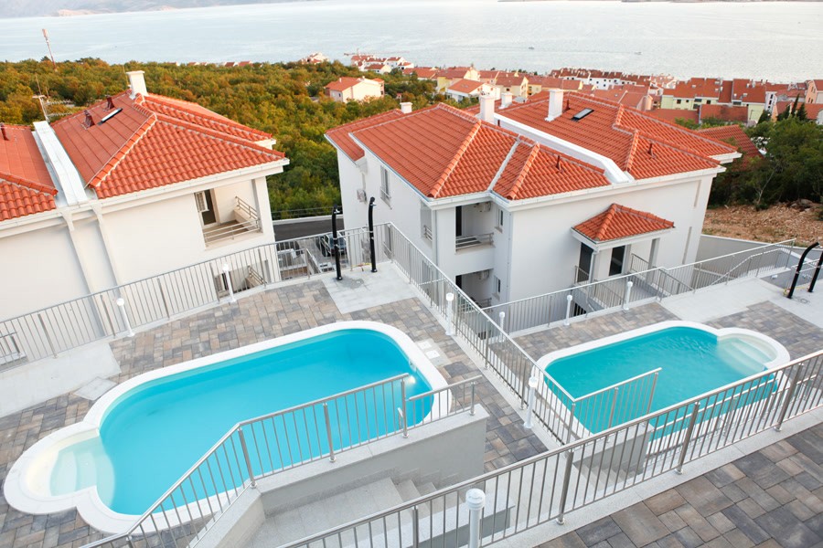 Complesso residenziale con due piscine dall'alto