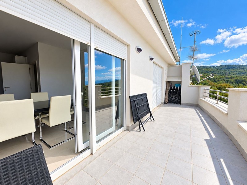 Terrazza davanti alla zona giorno con vista sul verde
