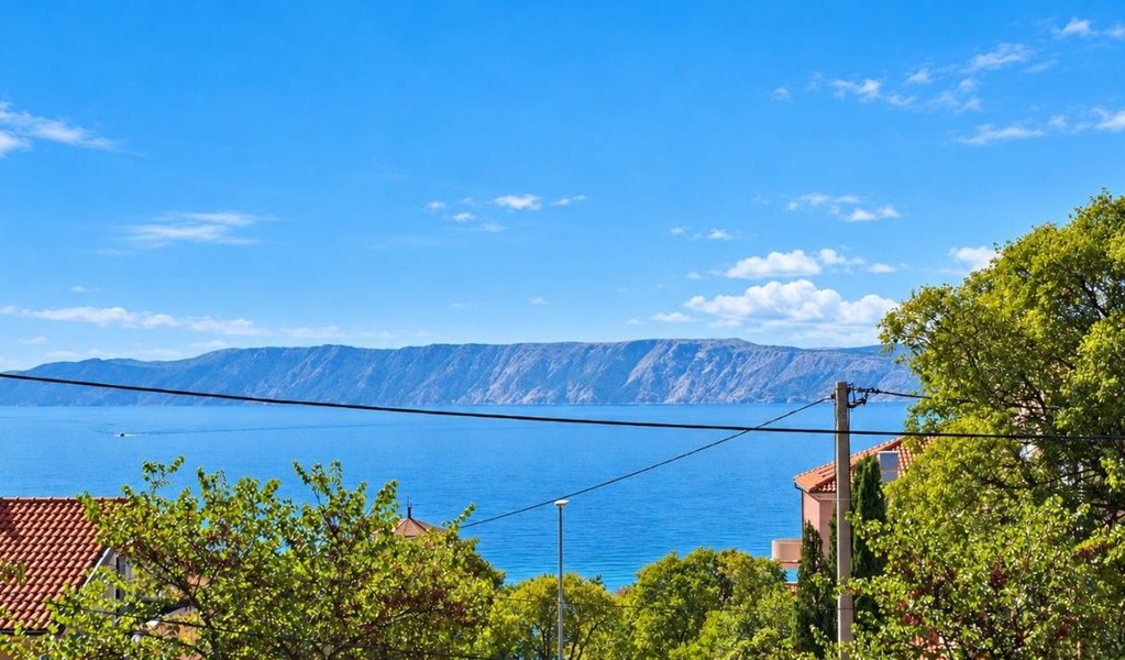 Appartamento con giardino e vista mare a Novi Vinodolski