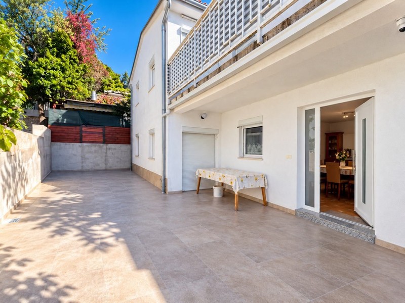 Cortile pavimentato davanti all'edificio residenziale