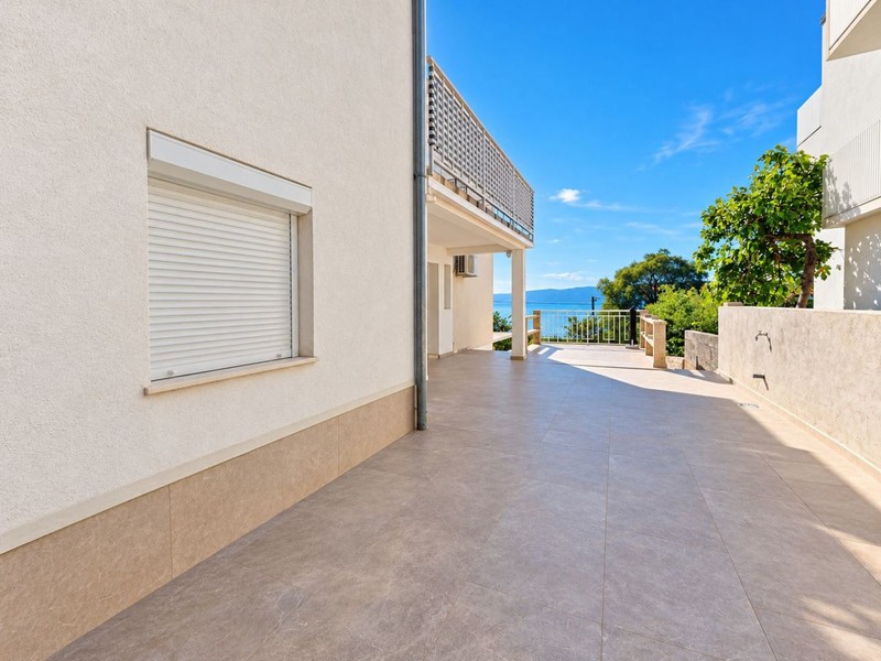 Area pavimentata accanto alla casa con vista mare