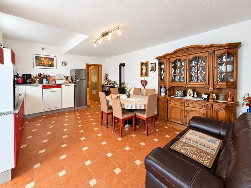 Cucina con zona pranzo e vetrina
