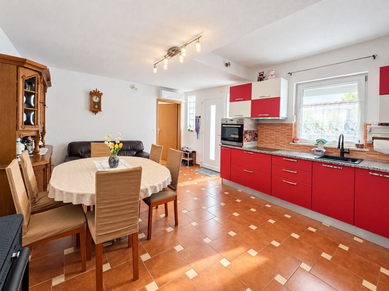 Cucina rossa con tavolo rotondo