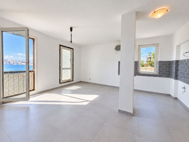Soggiorno con porta-finestra e vista sul mare