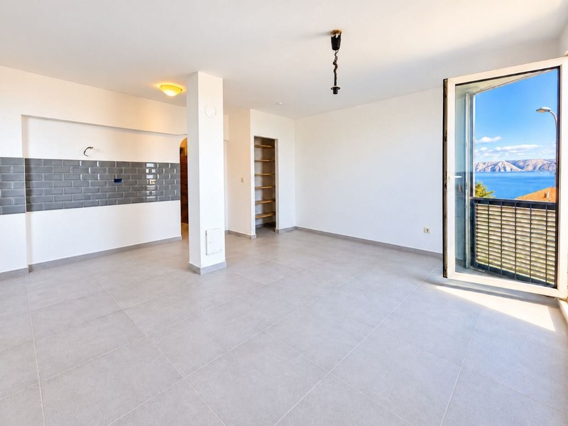 Zona giorno con parete cucina e scaffale