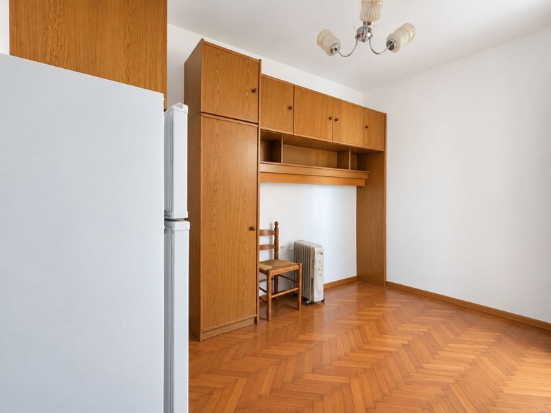 Camera da letto con armadio a muro e parquet