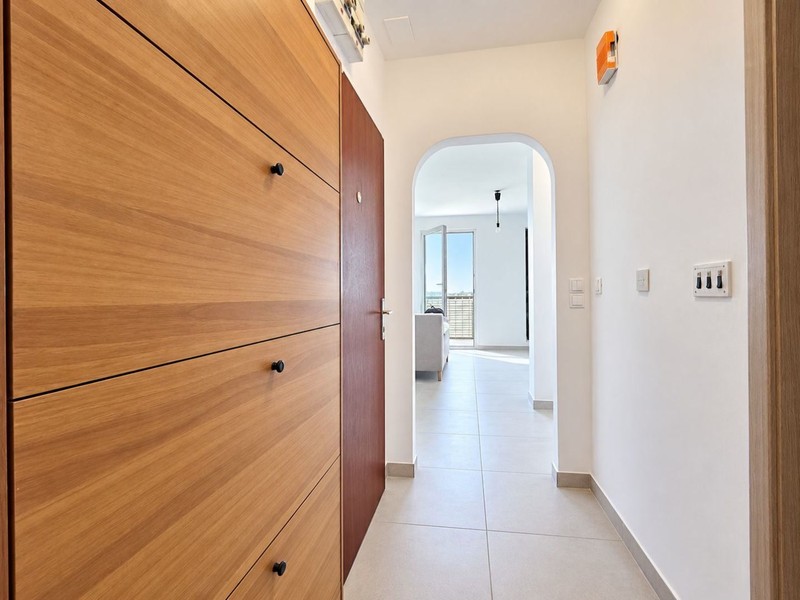 Corridoio con armadio a muro e vista sul soggiorno