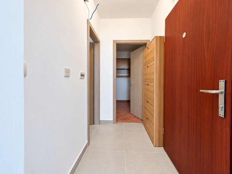 Ingresso con porta d'appartamento