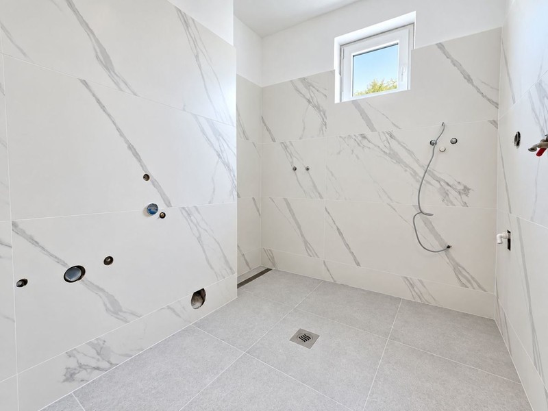 Bagno con piastrelle nuove effetto marmo