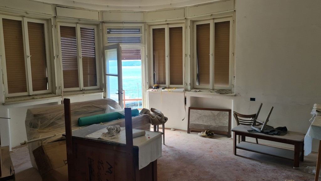 Soggiorno con finestre a bovindo e porta-finestra sul balcone