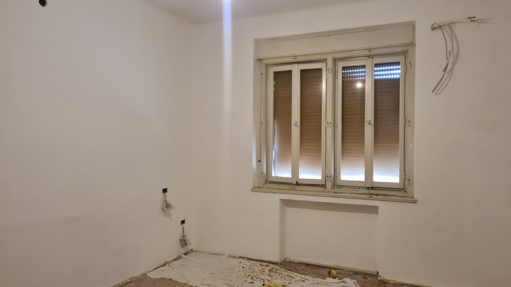 Camera da letto vuota con finestra
