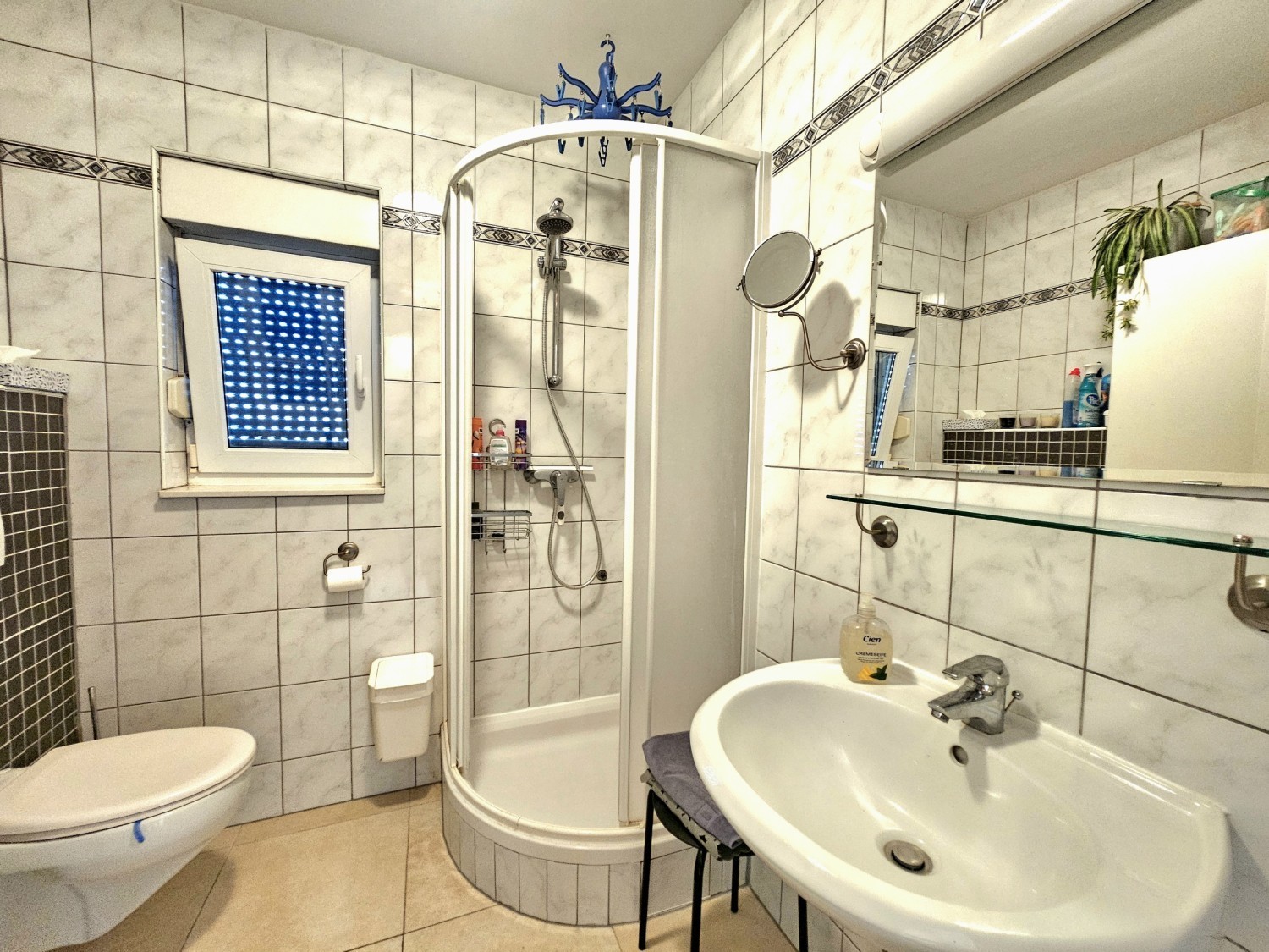 Bagno con doccia angolare, lavabo e WC