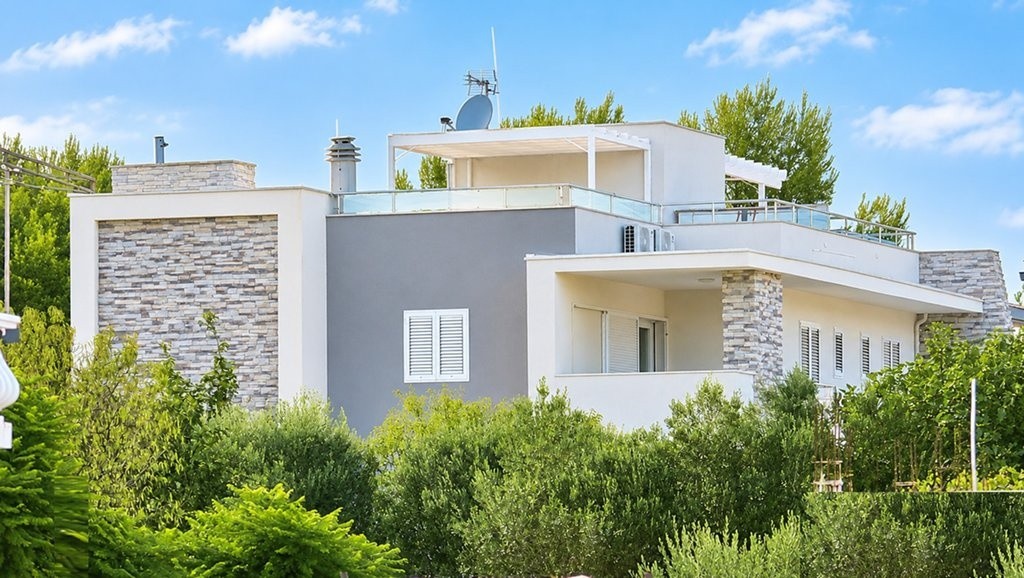 Edificio residenziale con terrazza sul tetto a Murter