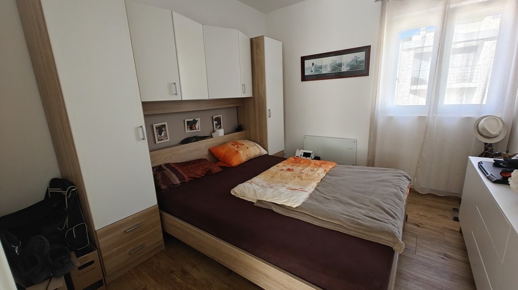 Camera da letto con letto matrimoniale e armadio