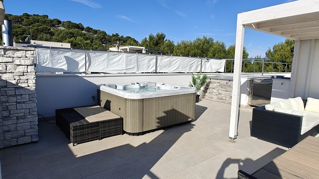Terrazza sul tetto con jacuzzi e pergola