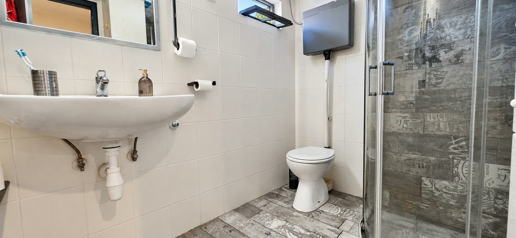 Bagno con lavabo e WC