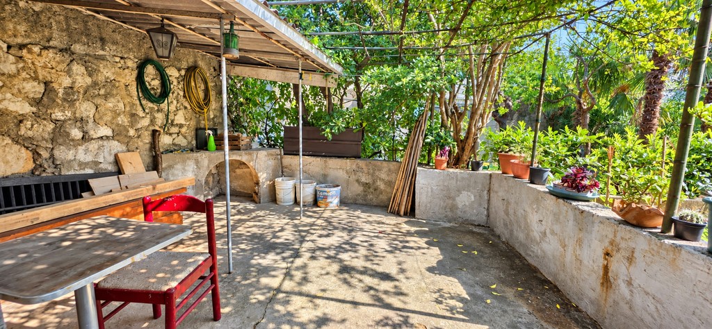 Casetta da giardino con area relax coperta
