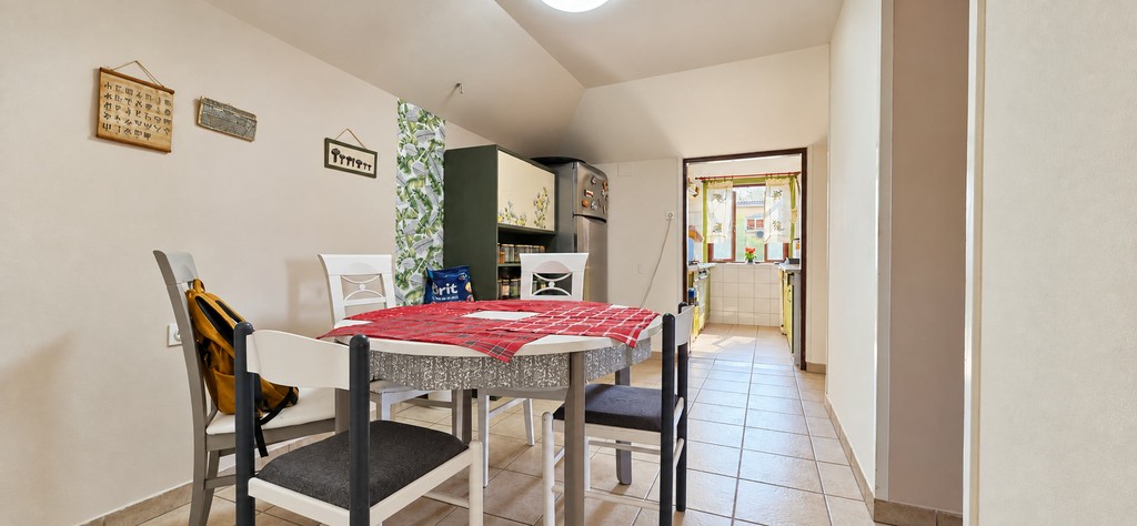 Zona pranzo con tavolo e vista sulla cucina
