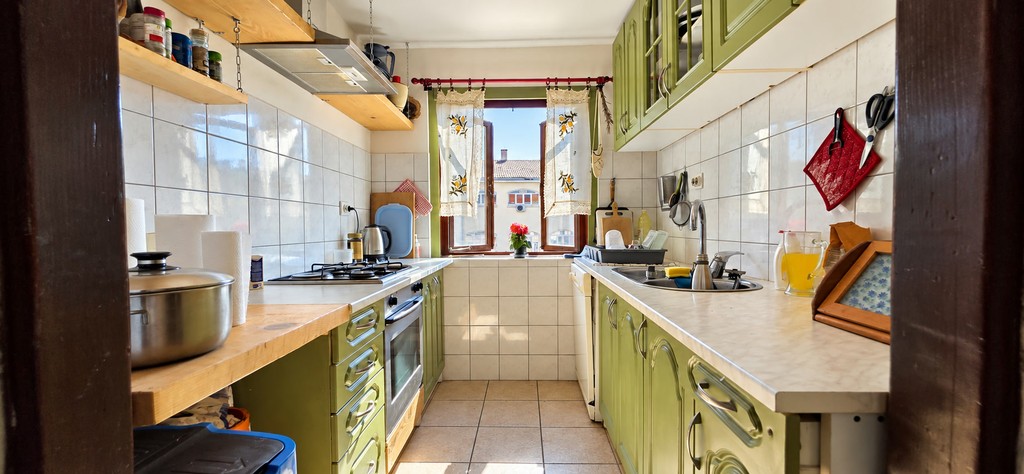 Cucina con ante verdi e finestra