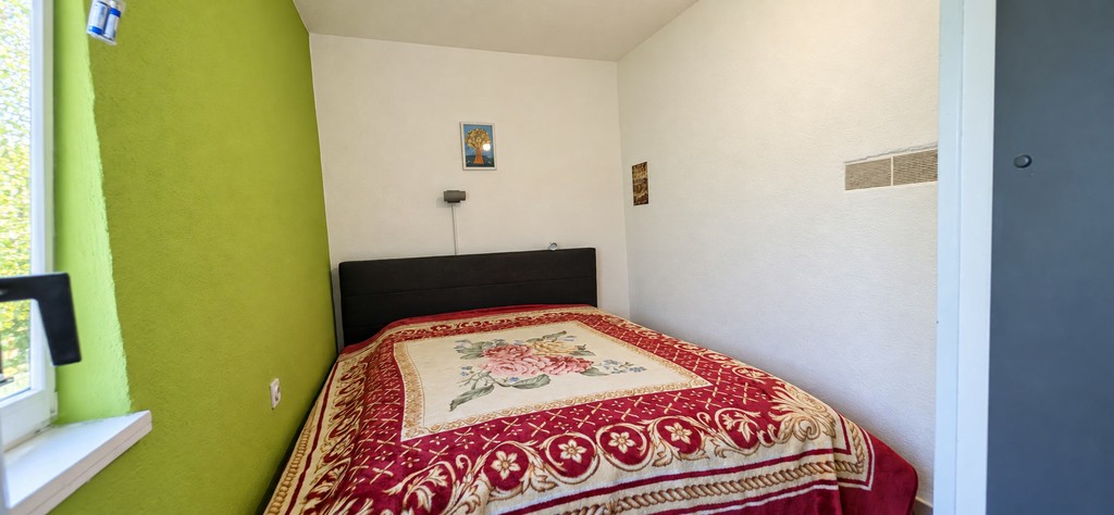 Camera da letto con letto e finestra