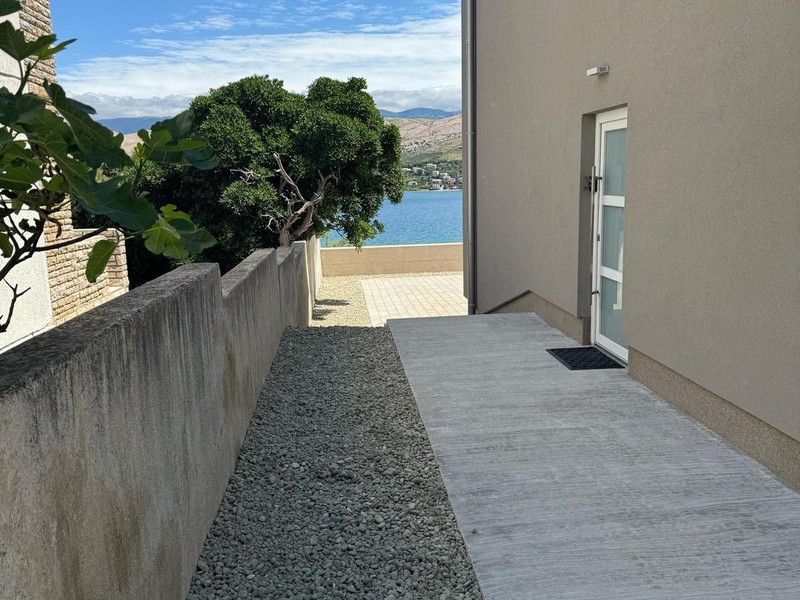 Vialetto laterale della casa con vista sul mare