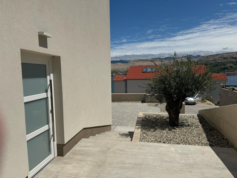 Ingresso della casa con ulivo e vista sul mare