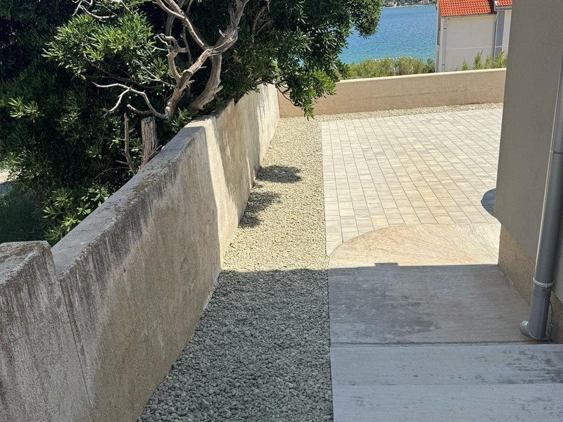 Cortile con vista sui tetti verso il mare