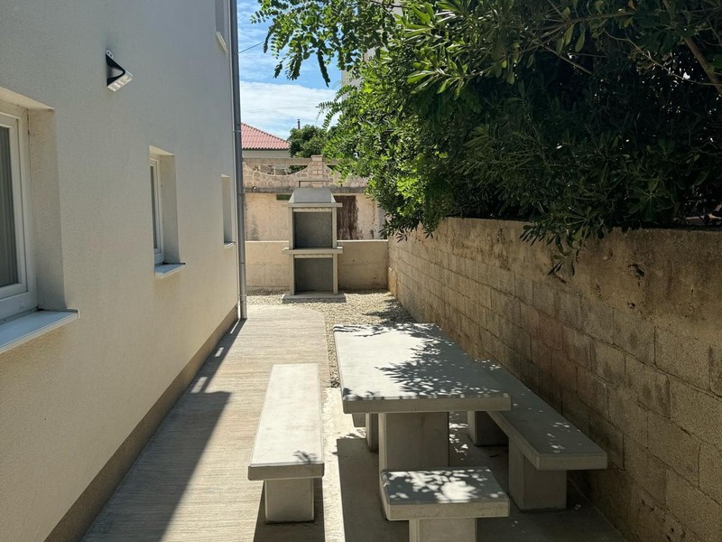 Tavolo da giardino con panche accanto alla casa