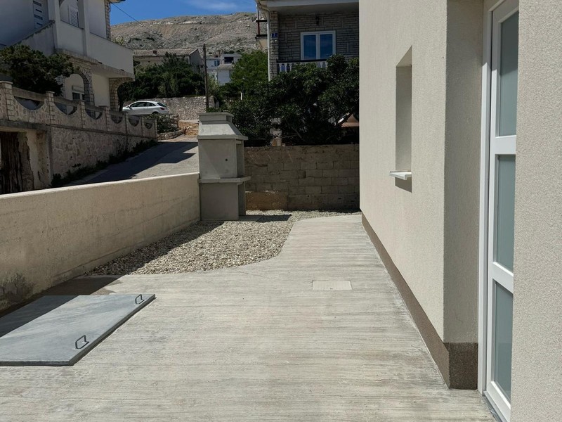 Accesso alla casa con area di ghiaia