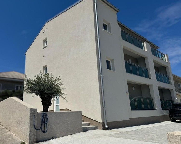 Edificio di nuova costruzione con cinque appartamenti e balconi a Pag