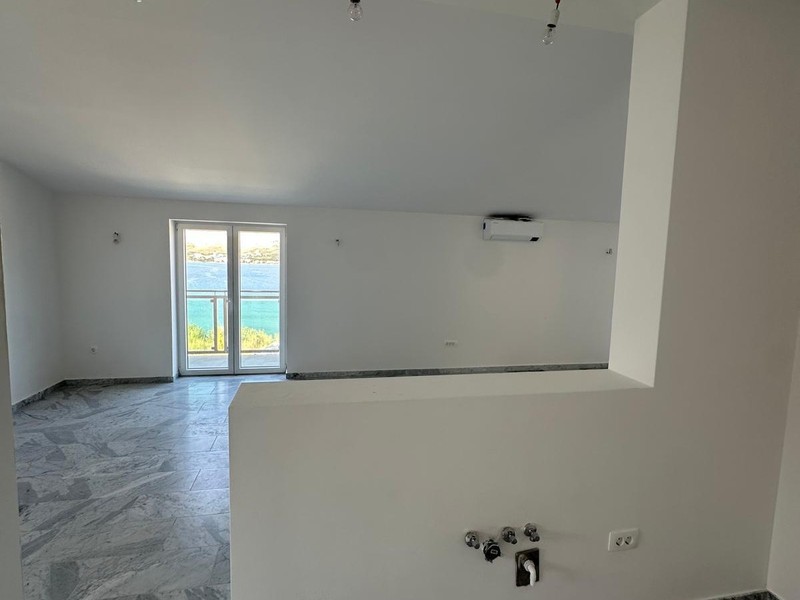 Soggiorno con cucina a vista e finestra sul mare
