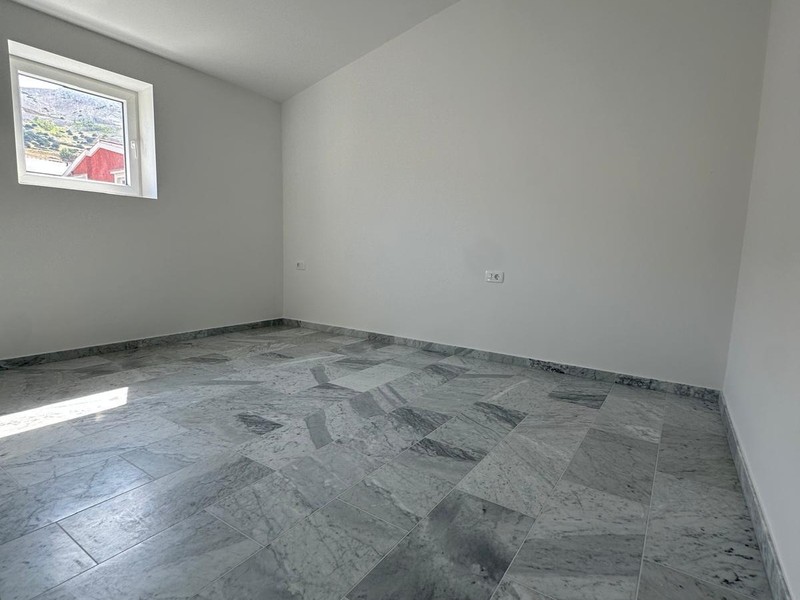 Camera da letto con soffitto spiovente e finestra