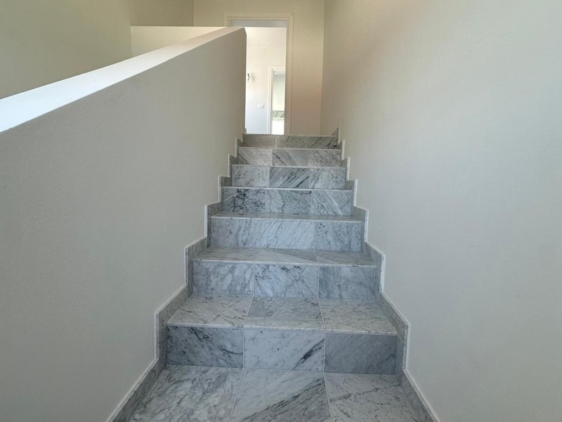 Scala in marmo che conduce all'attico
