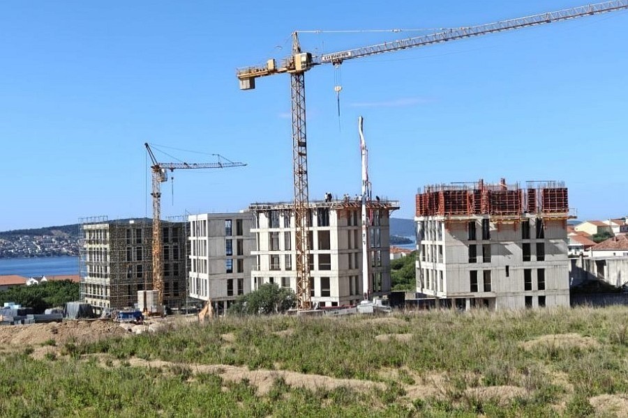 Cantiere del complesso residenziale con vista sulla baia di Trogir