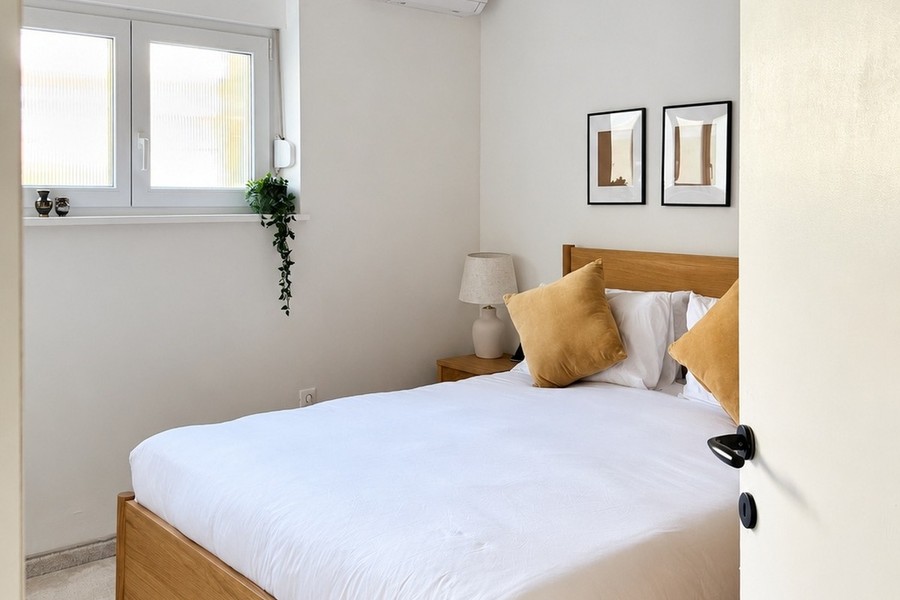 Camera da letto con letto matrimoniale e finestra