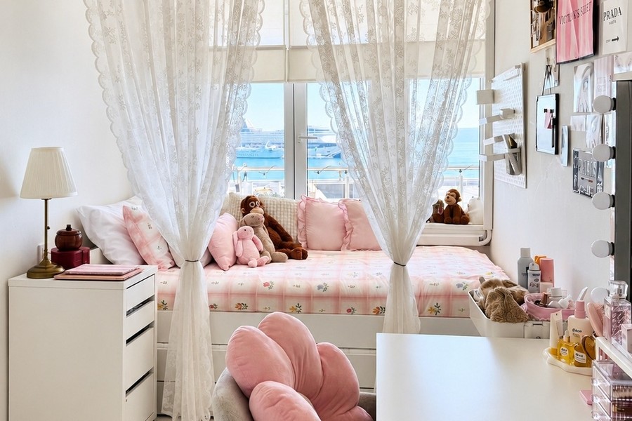 Cameretta con finestra sul mare