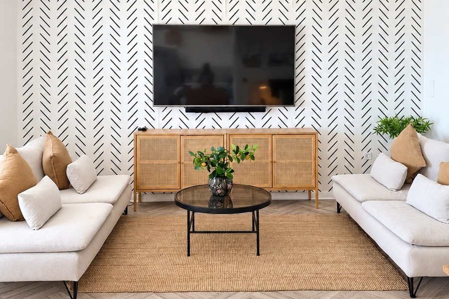 Zona living con divano chiaro e credenza