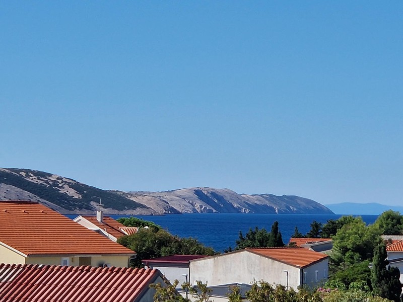 Vista sui tetti verso il mare e le montagne della baia