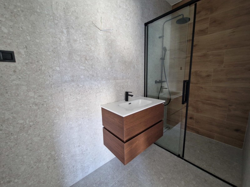Bagno con doccia e lavabo