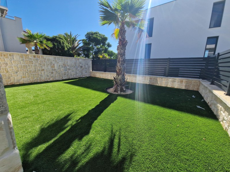 Giardino con muretto in pietra naturale e recinzione
