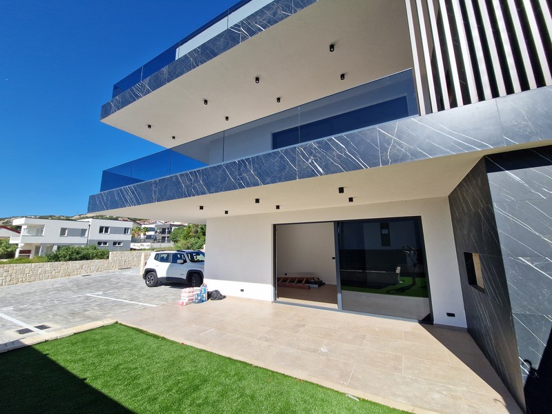 Terrazza e giardino dell'appartamento al piano terra con parcheggio